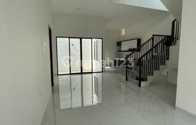 Rumah Cantik Siap Huni Strategis di B S D 2