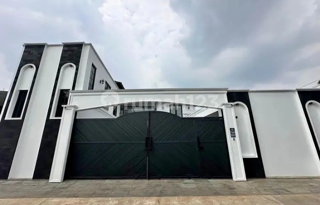 Luxury House + Ready-to-Occupy Boarding House in Veteran, South Jakarta