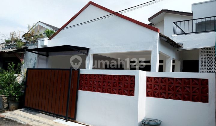 Rumah Cantik Nyaman Keren di Lokasi Strategis di Ciputat Rumah Cantik Nyaman Keren di Lokasi Strategis di Ciputat