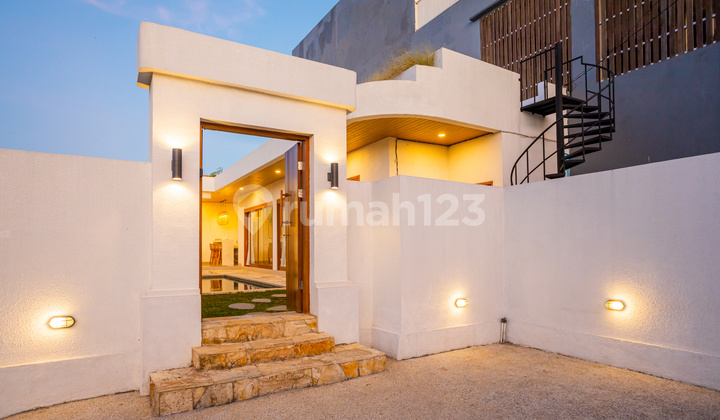 Villa 2 Bedrooms Fully Furnished with Rooftop & Private Pool in Kerobokan (E-Ipp)