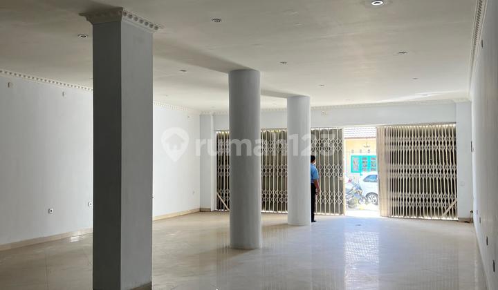 TRANSLATION: For Rent 3-Story Shop House Near Jl Raya Sesetan SHM Property Certificate