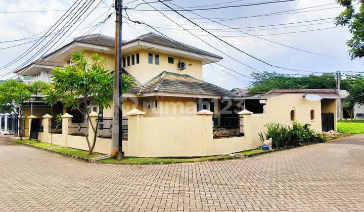 Di Jual Rumah Area Taman Luas di Graha Bintaro