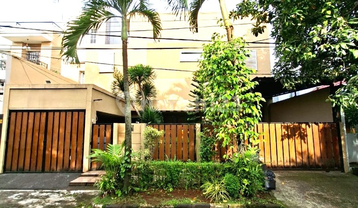 Rumah dengan Kolam Renang di Bintaro Jaya Sektor 3 10016
