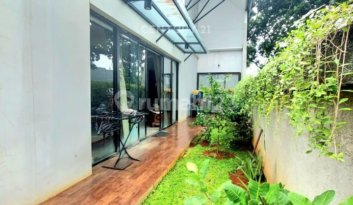 Hook House in Bintaro Jaya 8117