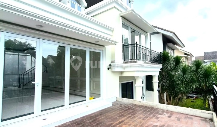 New House in Front of Park in Kebayoran 10278