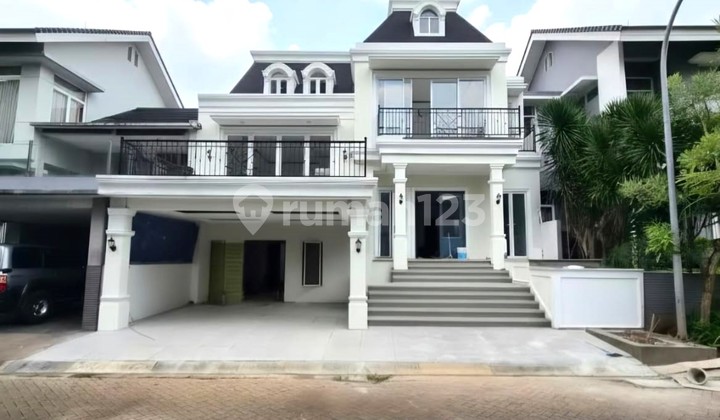 New House in Front of Park in Kebayoran 10278
