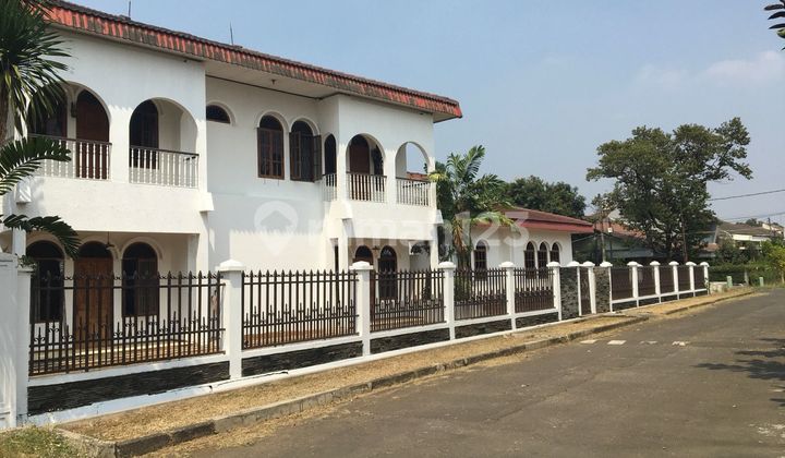 Hook House in Cinere Estate Near Toll Road and MRT 2