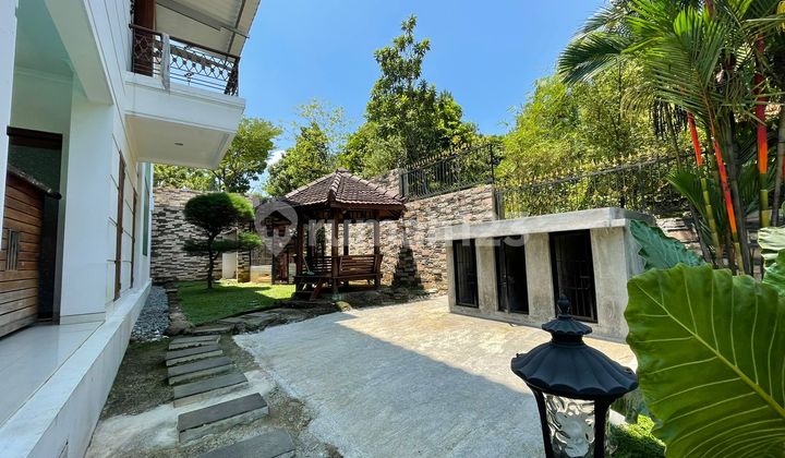 Rumah Mewah Fully Furnished dengan Kolam Renang di Hilltop