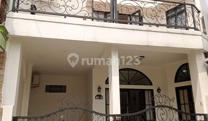 Well-Maintained and Clean Semi-Furnished House in Taman Pagelaran