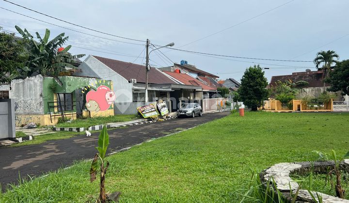 Tanah Ada Bangunan Rusak Depan Taman Di Taman Yasmin