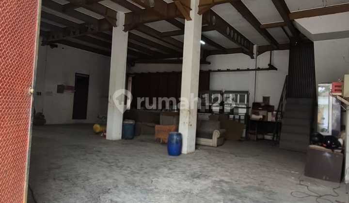 Rumah dan Gudang di Mainroad Soekarno Hatta