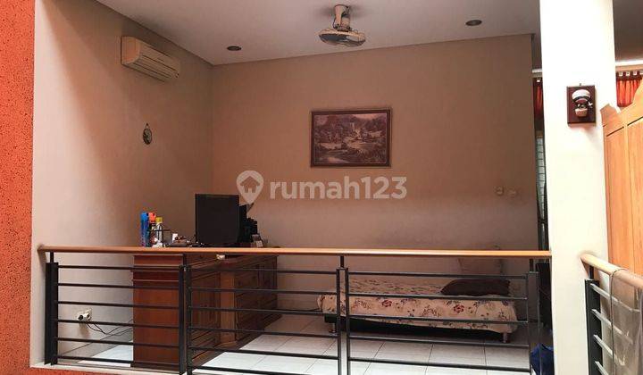 Dijual Rumah 2.5 lantai dan Semi furnished di Villa Permata Gading 1