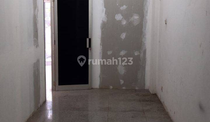 Dijual Ruko 3 lantai dan semi furnished di Cempaka mas 2