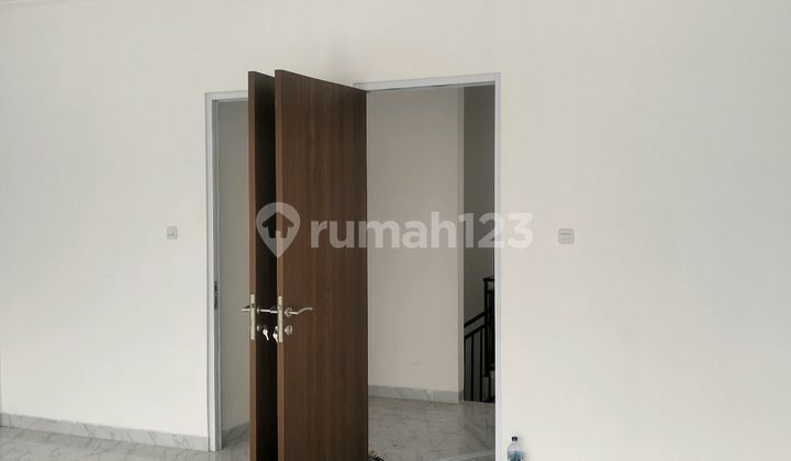 Dijual Rumah 3 Lantai dan Siap Huni di Janur Kuning 2
