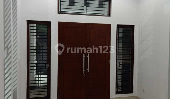 Jual Cepat Rumah Hoek 3 Lantai Dan Semi Furnished Di Gading Kirana 2