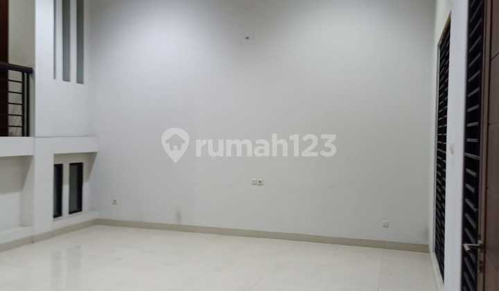 Jual Cepat Rumah Hoek 3 Lantai Dan Semi Furnished Di Gading Kirana 1