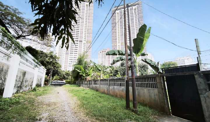 Dijual Rumah Lama Hitung Tanah di Kawasan Elite Simprug Garden, Jakarta Selatan