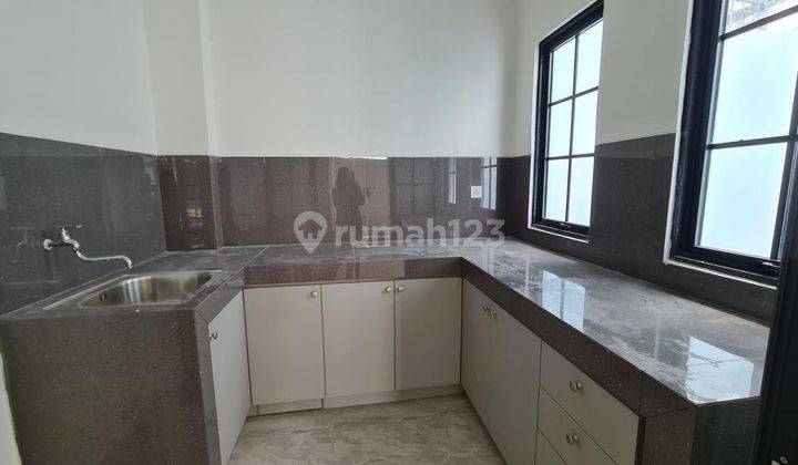 Rumah 3 Lantai Di Lavon 2 Tipe G 4+1 Kamar Tidur Kondisi Rumah Bagus  2