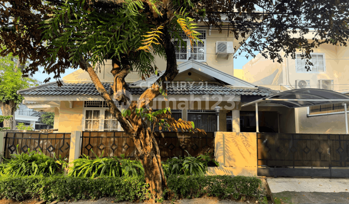 Ready-to-Live Hook House Facing Park in Sector 9 Bintaro Wt16985