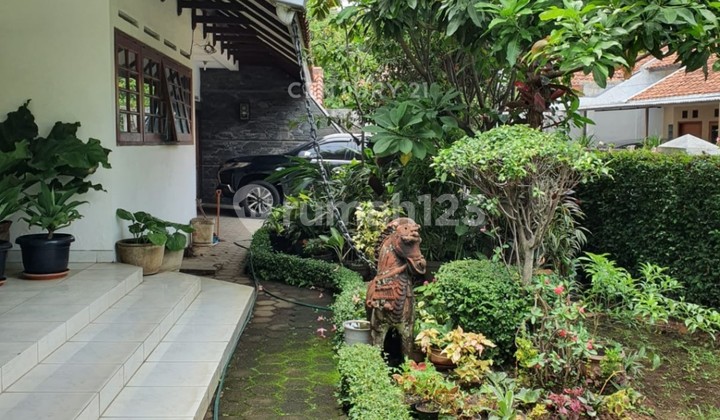 Dijual Rumah Asri Halaman Luas 2 Lantai Lokasi Strategis Oc11698