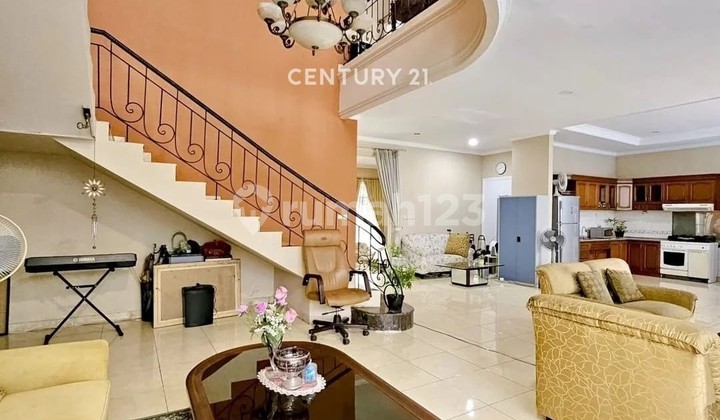 Price Drop! Classic Luxury House With Swimming Pool In Pondok Indah