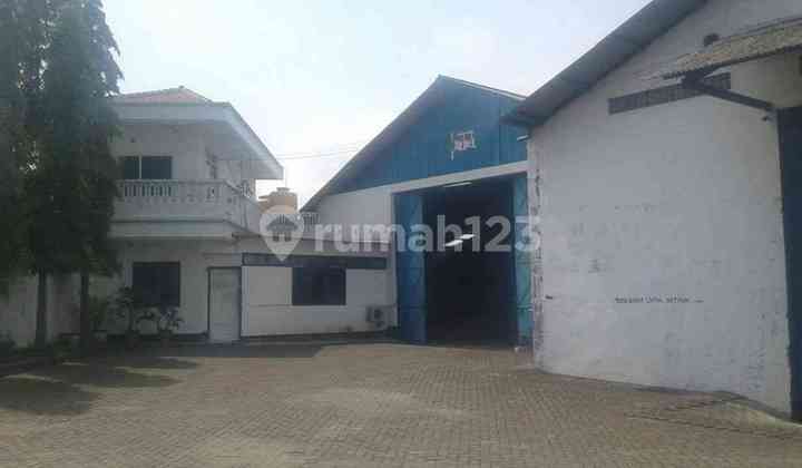 Warehouse on Jl. Kh Syafii Manyar, Ready to Use, Well-Maintained in Good Condition