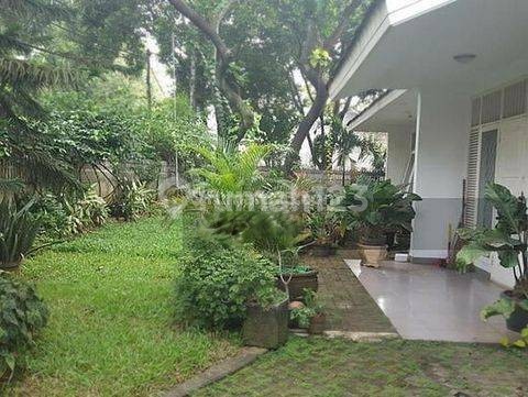 Rumah Hook di lingkungan Elite Kebayoran Baru