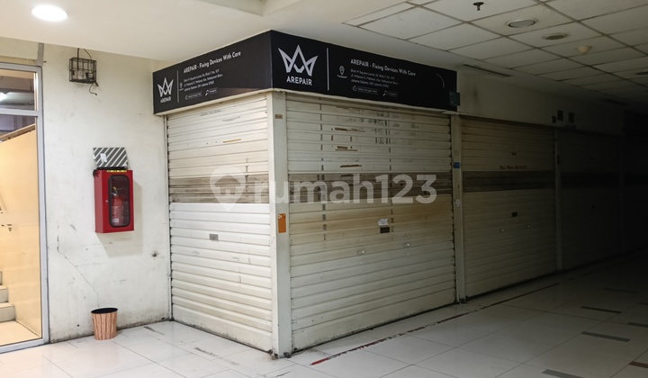 Kios Di Hoek Dalam Mall Lokasi Starategis 