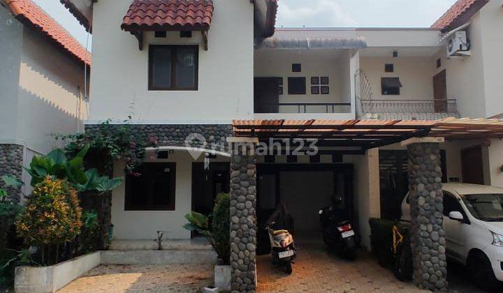 Dijual Cepat Rumah 2 Lantai Bergaya Tropis Modern Terawat Siap Huni di Komplek Perumahan Nyaman Villa Cendana Ciputat Timur 1