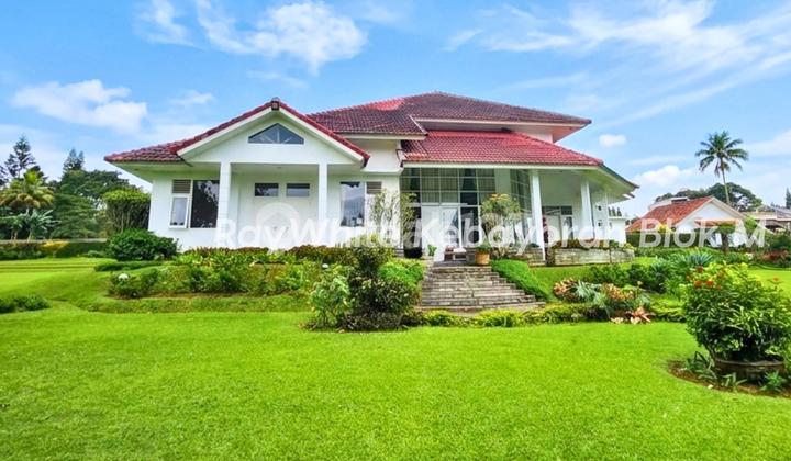 For Sale: Beautiful Villa Ready to Occupy, Super Spacious Parking and Garden in Citeko-Cisarua Area