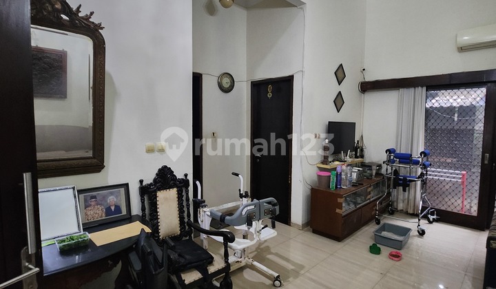 Dijual Rumah Hoek di Kawasan Cinere Dekat Tol Desari 2