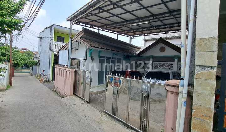 Cheap Sale of a 2-Story Super Strategic House in the Jagakarsa Area Near Lenteng Agung KRL Station