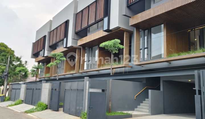 Rumah 3 Lantai Baru di Renovasi di Kemang Jakarta Selatan Rumah 3 Lantai Baru di Renovasi di Kemang Jakarta Selatan