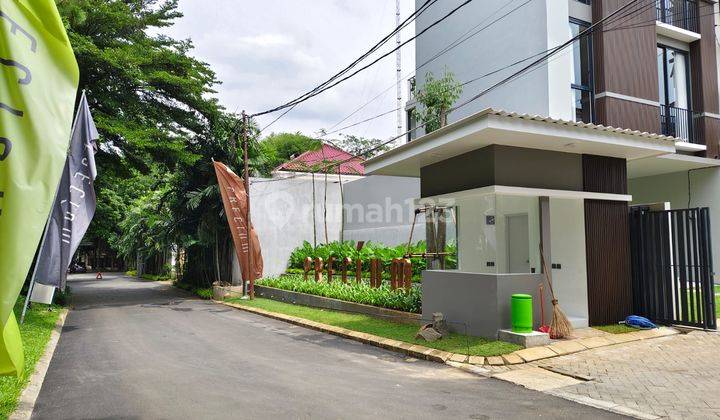 Rumah Bagus dan Baru 3 Lantai di Lebak Bulus Jakarta Selatan 2