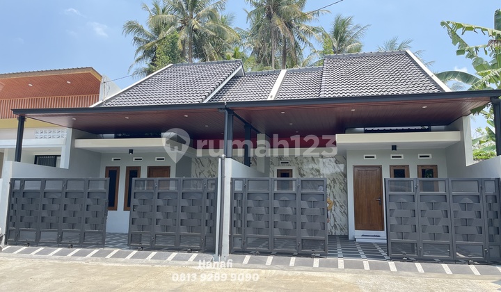 Minimalist House by the Asphalt Road near Godean Market 2