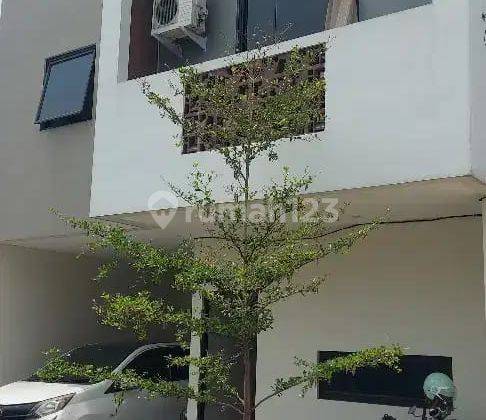 Rumah 2 Lantai Semi Furnished Bersebelahan Dengan Grand Wisata  1