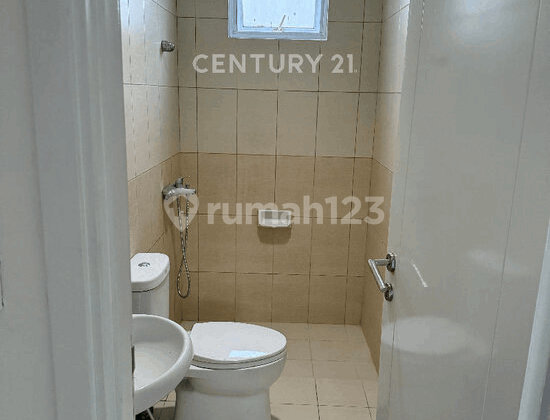 2-Story House Facing South, Front Park, South Thames Cluster, JGC 2