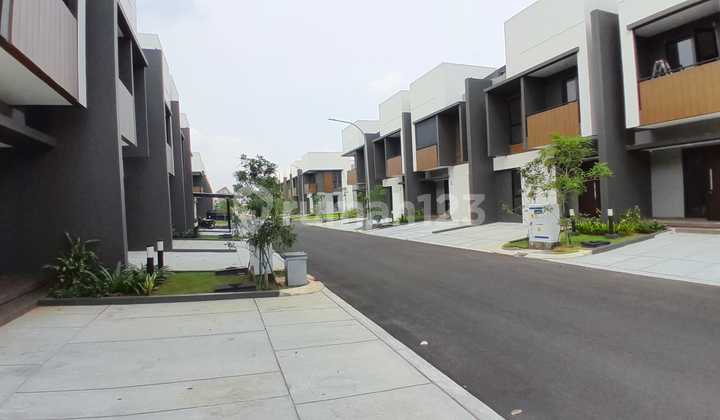 Rumah Strategis di Summarecon Crown Gading, Harapan Indah Bekasi 2