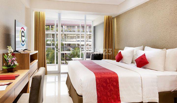 Unit Condotel Ramada Encore Seminyak dengan Balkon dan Pool View 1