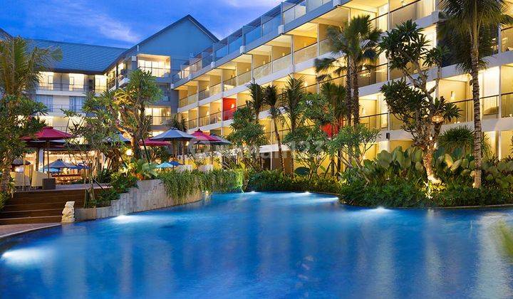 Unit Condotel Ramada Encore Seminyak dengan Balkon dan Pool View 2