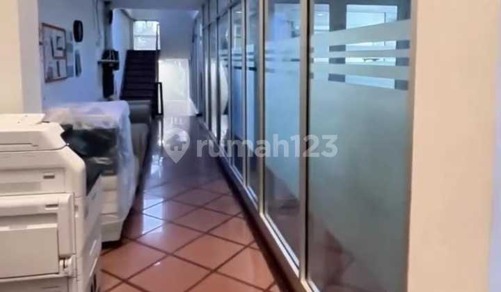 Dijual Bawah NJOP Gedung Kantor 3.5Lantai Strategis di Cikini, Menteng, Jakarta Pusat