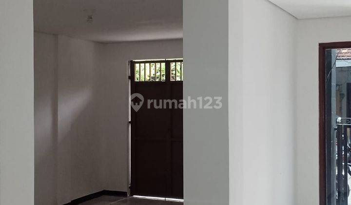 For Sale House in Comfortable and Beautiful Environment, House is Still Nice and Well Maintained 2