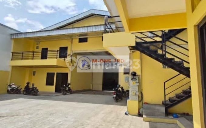 Warehouse for Sale 1800 Meters with Hoist and Certificate in Pasar Kemis