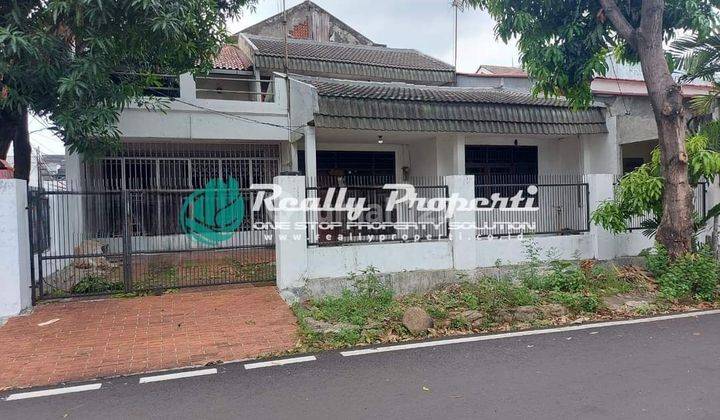 Dijual rumah 2 lantai, halaman luas, posisi hook , perlu renovasi di lingkungan asri, nyaman,  lokasi strategis di komplek PTB Duren Sawit Jakarta Timur
 1