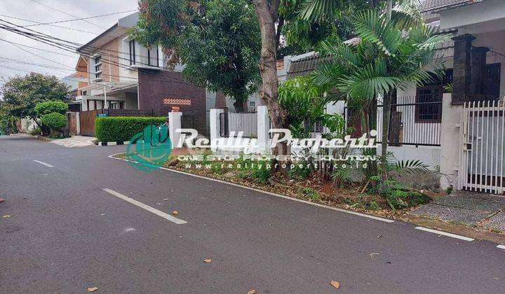 Dijual rumah 2 lantai, halaman luas, posisi hook , perlu renovasi di lingkungan asri, nyaman,  lokasi strategis di komplek PTB Duren Sawit Jakarta Timur
 2