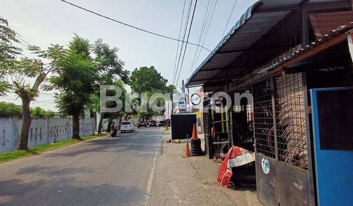 RUKO STRATEGIS SATU SETENGAH LANTAI PINGGIR JALAN BESAR BERADA DI JALAN KARYA JAYA KECAMATAN MEDAN JOHOR. 2