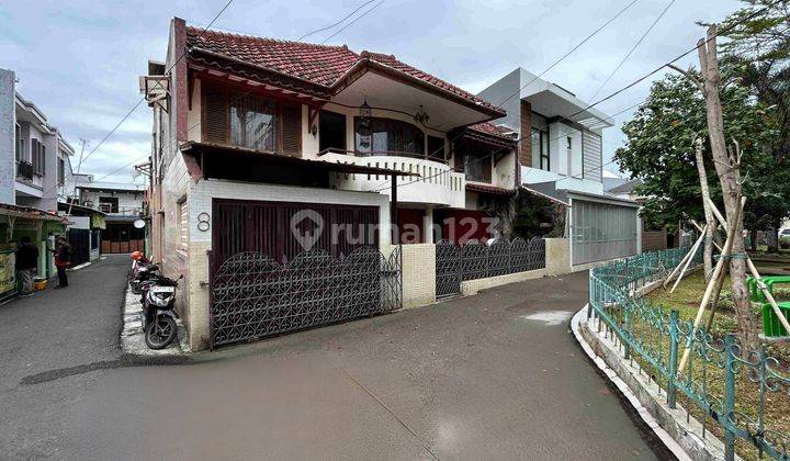 Rumah Besar Hook View Depan Taman Siap Huni  1