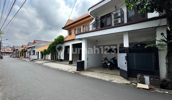 Jual Kost 8 Kamar Mandi Dalam Full Terisi Jalan 2 Mobil