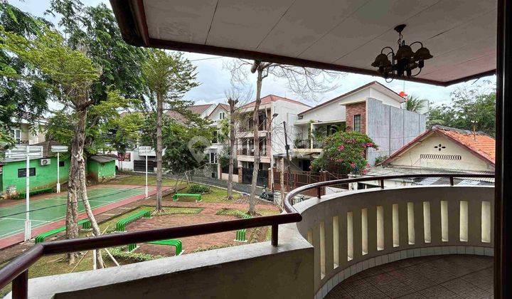 Rumah Besar Hook View Depan Taman Siap Huni  2