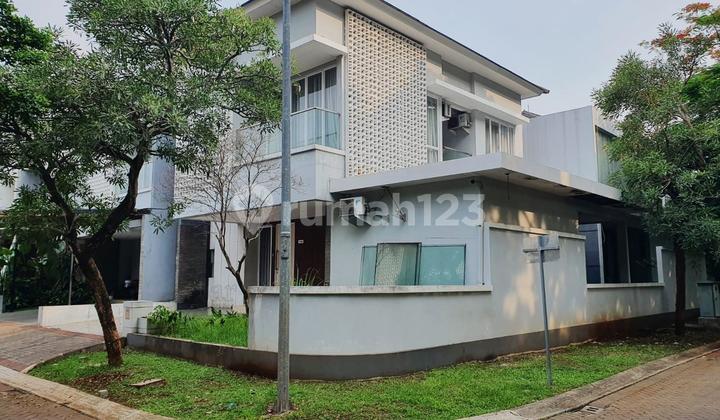 Rumah Hoek Di Komplek Terjaga Rapi